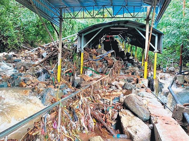 భారీగా ధ్వంస‌మైన శ్రీవారి మెట్టుమార్గం…