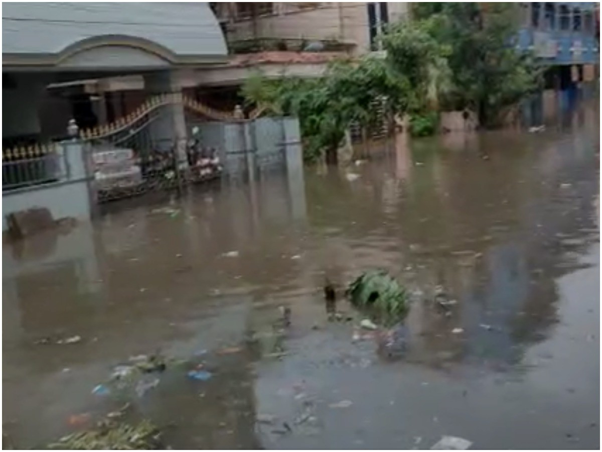 అల్పపీడనం ఎఫెక్ట్.. తిరుపతి కాలనీల్లో నడుంలోతు నీళ్ళు