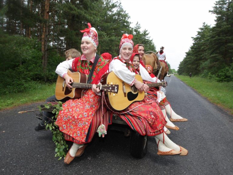 ఆ దీవిలో మ‌హిళ‌ల‌దే రాజ్యం… పురుషులు ఏం చేస్తారో తెలిస్తే షాక్ అవుతారు…