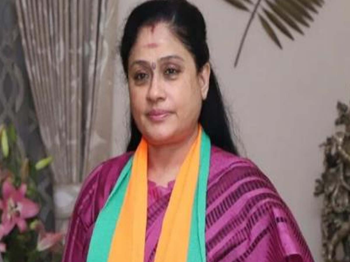 కేసీఆర్‌ రెండు నాల్కల ధోరణి అవలంభిస్తున్నారు: విజయశాంతి