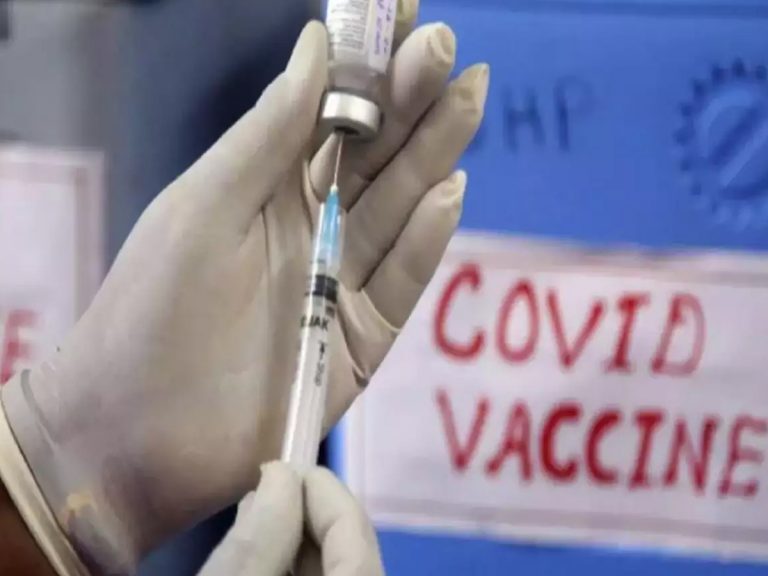 అధికారుల‌కు షాక్‌:  టీకాలు వేసేందుకు ఆ గ్రామానికి వెళ్తె…