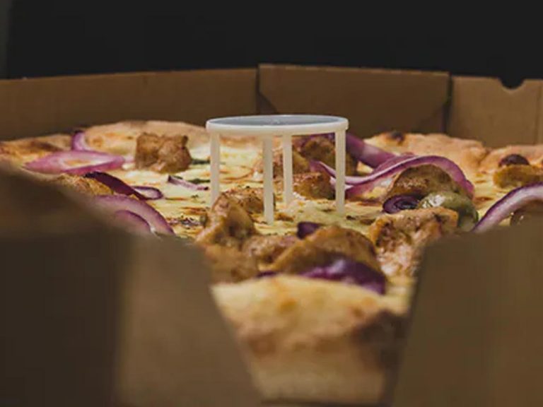 వైర‌ల్‌:  పిజ్జా కొంటే ఈ చిన్న టేబుల్ ఫ్రీ…ఎందుకంటే…