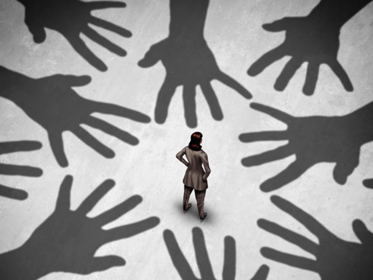 ఆన్‌లైన్‌లో పుస్త‌కాలు కొనుగోలు చేసింది… ఆ త‌రువాత వ‌చ్చిన మెసేజ్‌ల‌ను చూసి షాకైంది…