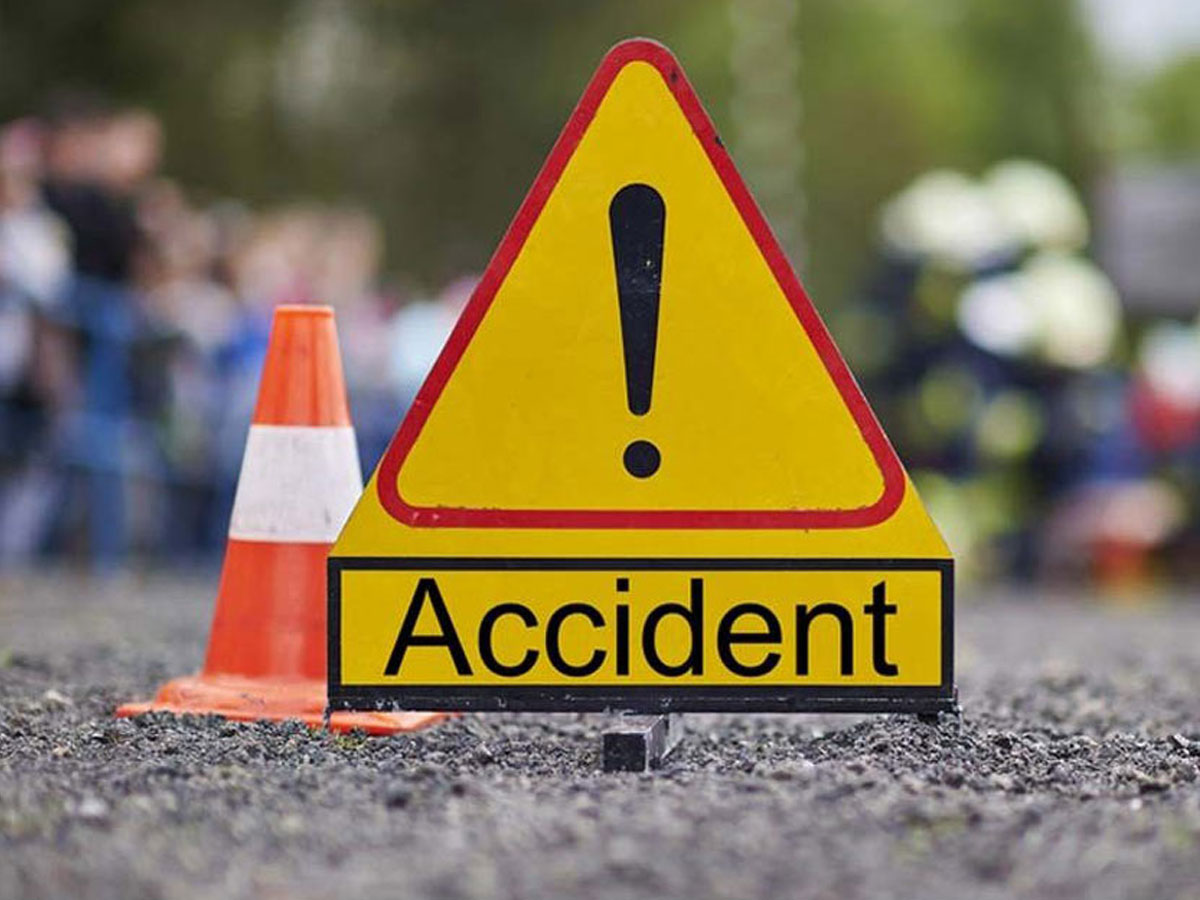 బస్సును ఢీ కొట్టిన కారు.. ముగ్గురికి గాయాలు..