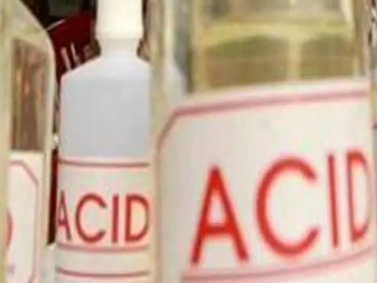 దారుణం: ఆ పనికి ఒప్పుకోలేదని.. చర్చికి పిలిచి యాసిడ్ పోసిన మహిళ