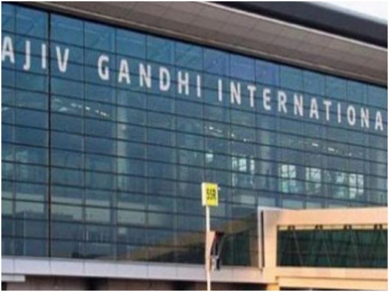 శంషాబాద్ లో ప్రయాణికుల ఆందోళన