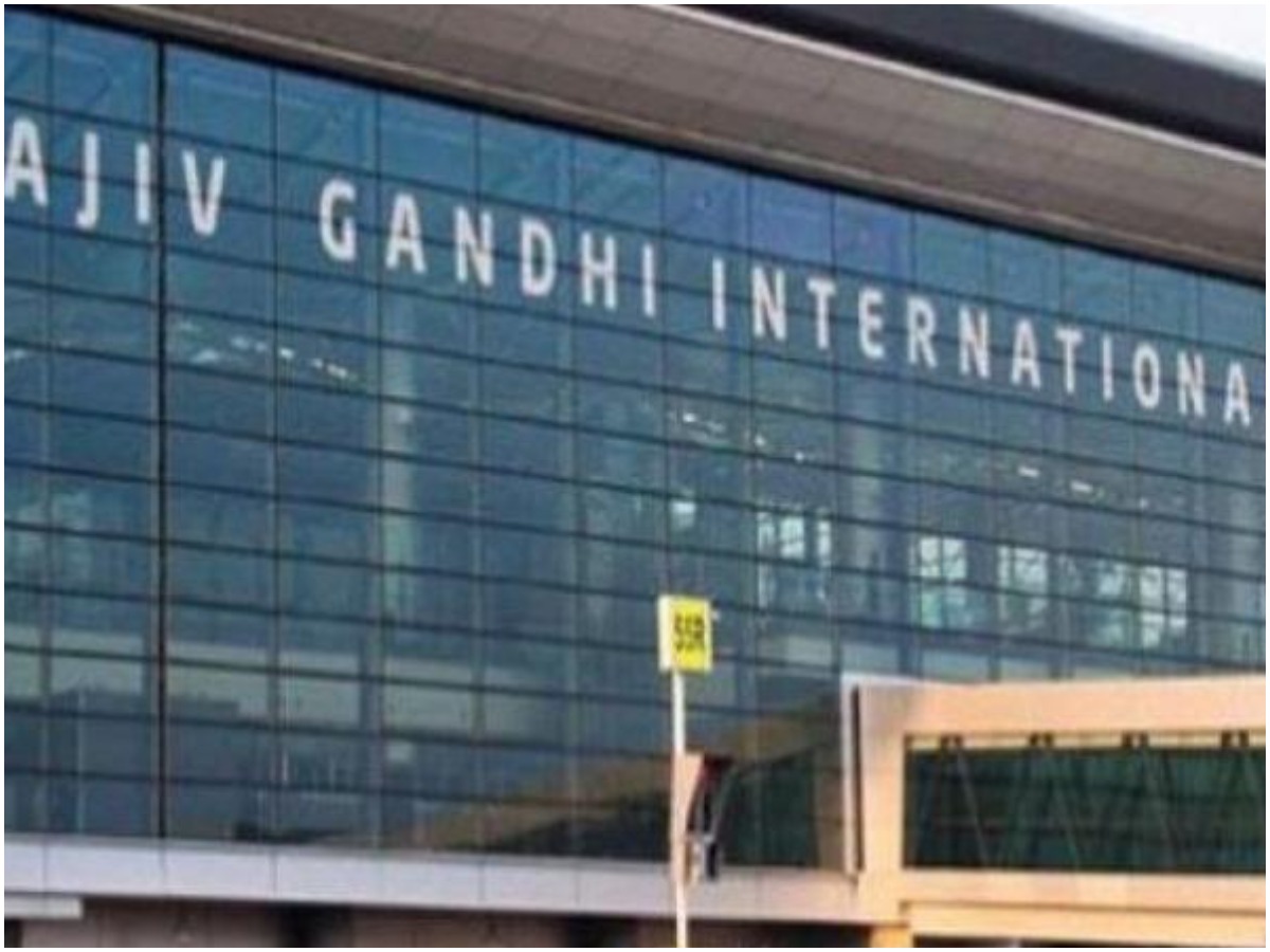 శంషాబాద్ లో ప్రయాణికుల ఆందోళన