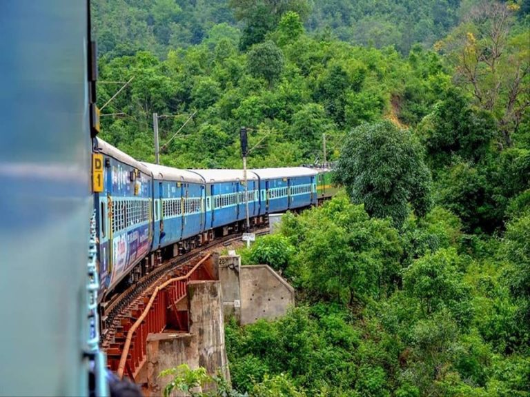 విరిగిపడ్డ కొండచరియలు.. నిలిచిపోయిన రైళ్ల రాకపోకలు