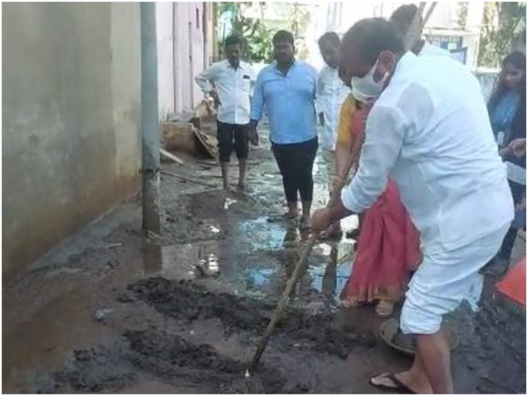 బురద తొలగించిన ఎమ్మెల్యే భూమన