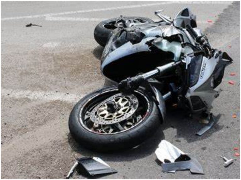 ప్రహరీ గోడను ఢీకొని.. తిరిగి రాని లోకాలకు