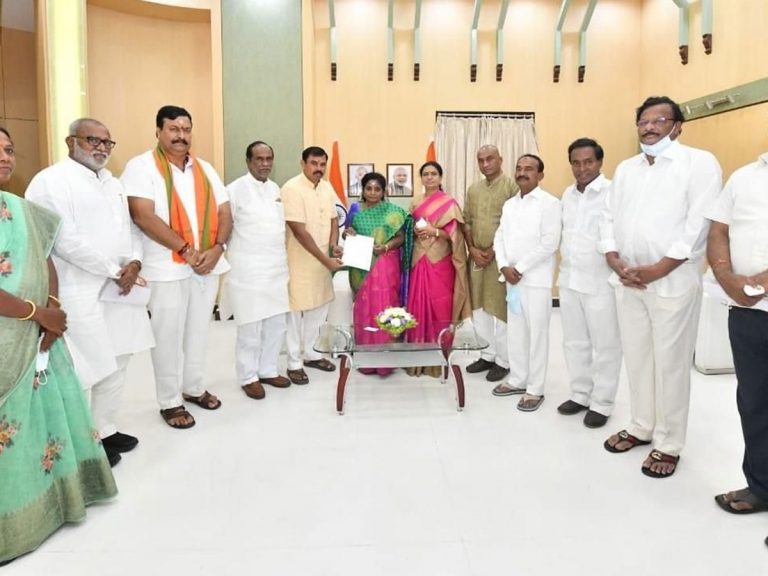 టీఆర్‌ఎస్‌పై గవర్నర్‌కు ఫిర్యాదు చేసిన బీజేపీ నేతలు