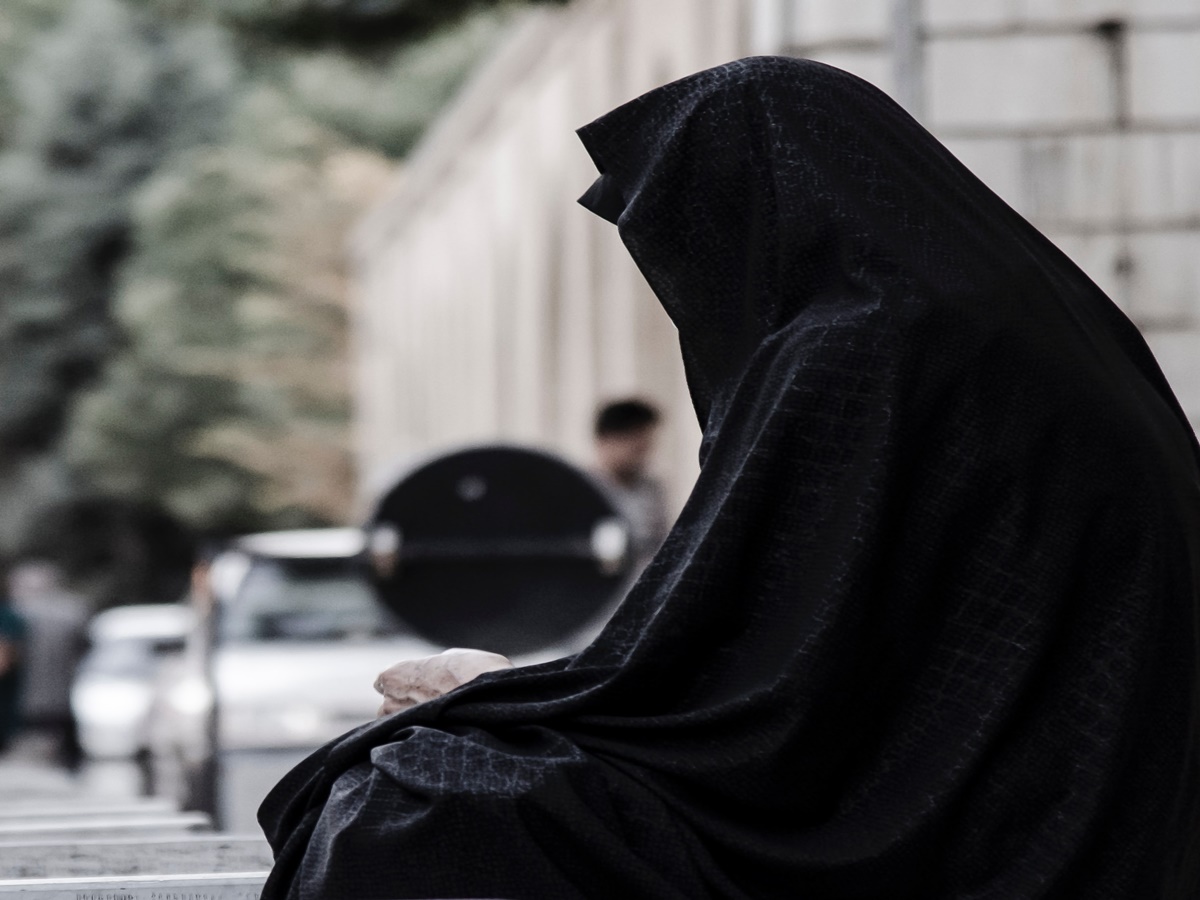 నల్లగా ఉందని భార్యకు విడాకులిచ్చిన భర్త