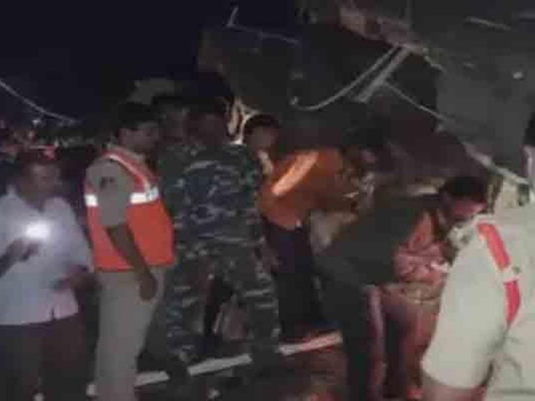 అనంతపురంలో కూలిన 4అంతస్థుల భవనం..