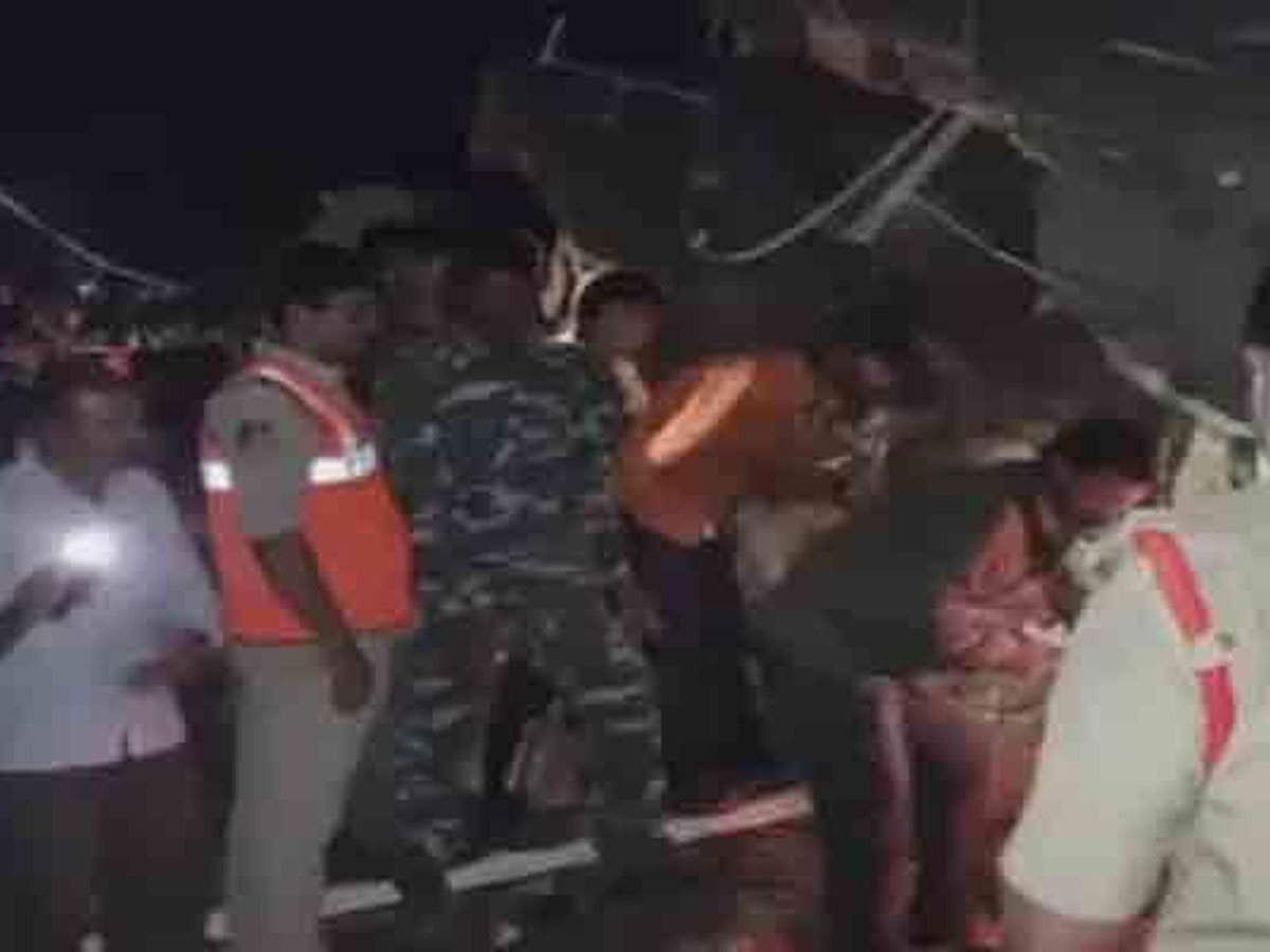 అనంతపురంలో కూలిన 4అంతస్థుల భవనం..