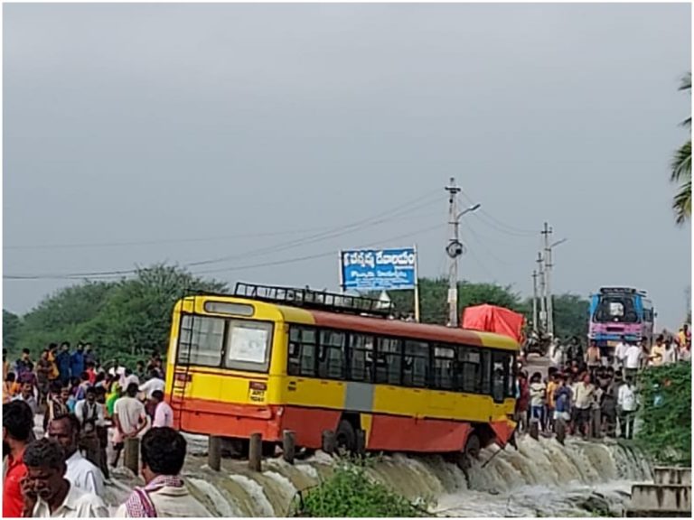 బ్రేకింగ్: హిందూపురంలో తృటిలో తప్పిన పెను ప్రమాదం