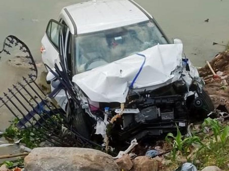 హుస్సేన్ సాగర్‌లోకి దూసుకెళ్లిన కారు..