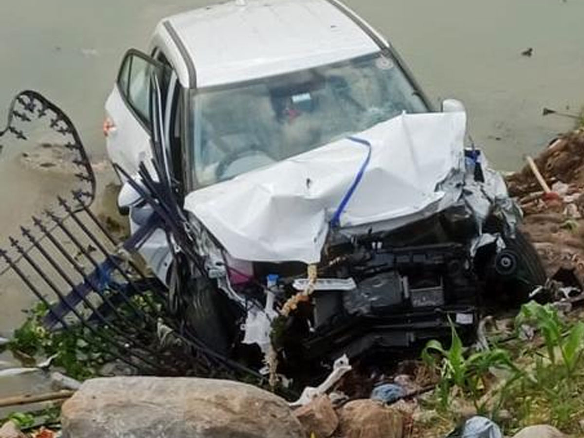 హుస్సేన్ సాగర్‌లోకి దూసుకెళ్లిన కారు..