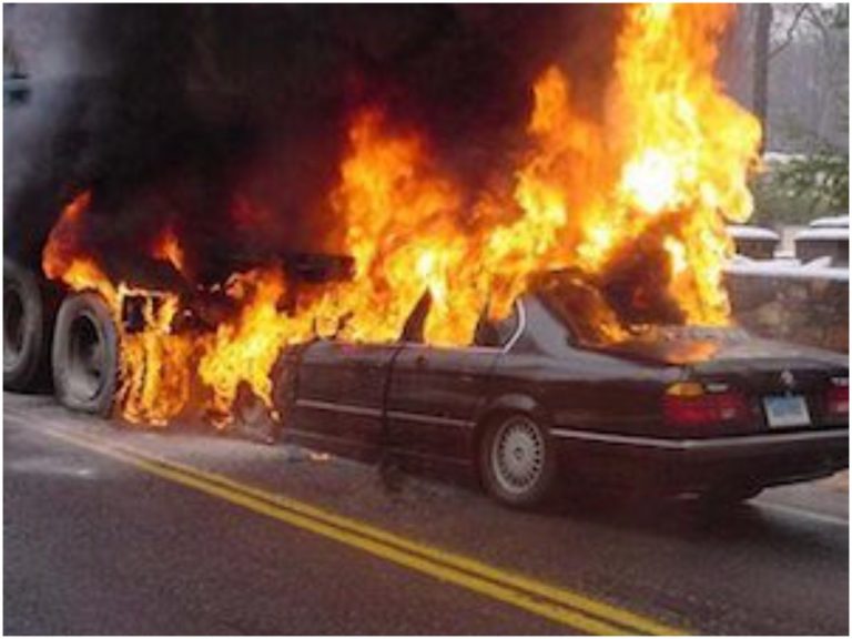 బ్రేకింగ్:కారులో మంటలు.. తృటిలో తప్పిన పెను ప్రమాదం