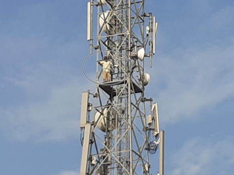 జనగామ జిల్లాలో సెల్ టవర్ ఎక్కి వ్యక్తి హల్‌చల్