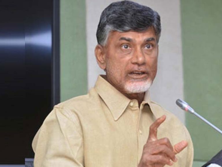 అమ్మ, చెల్లిలను రాజకీయంగా వాడుకొని వదిలేసాడు : చంద్రబాబు