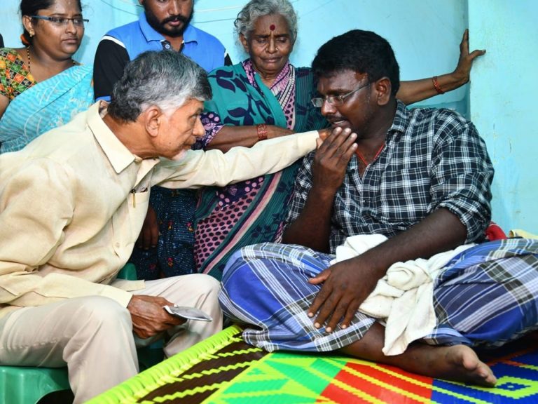 వరద బాధితులకు రూ.లక్ష పరిహారం ప్రకటించిన చంద్రబాబు