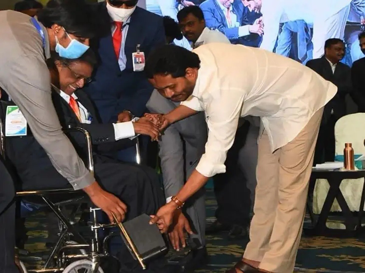 సీఎం జగన్‌పై ప్రశంసలు కురిపిస్తున్న నెటిజన్లు