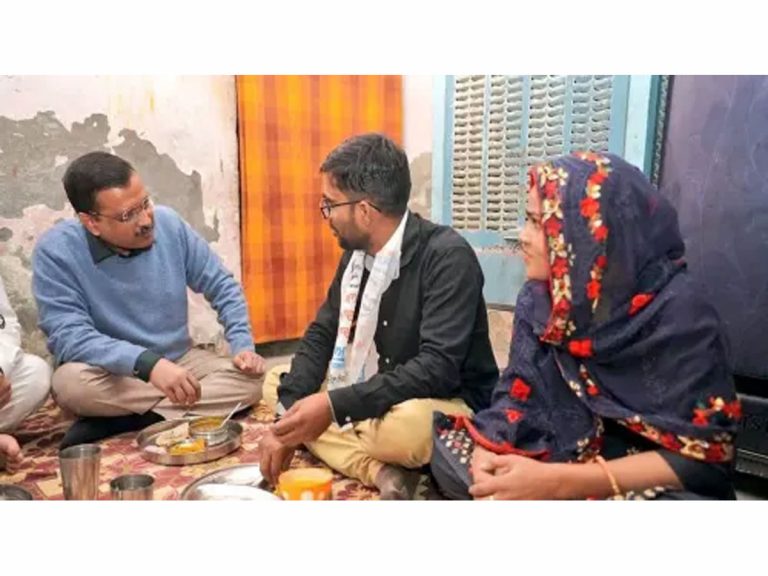 ఆటో డ్రైవ‌ర్ ఇంట్లో భోజ‌నం చేసిన సీఎం..!