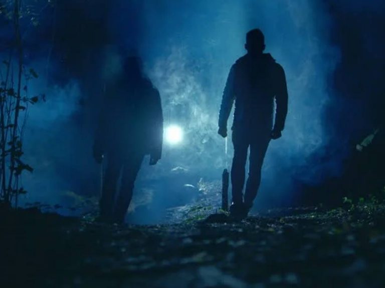 అర్ధరాత్రి పొదల్లో ఆ పని చేస్తూ కనిపించిన ఇద్దరు అబ్బాయిలు..