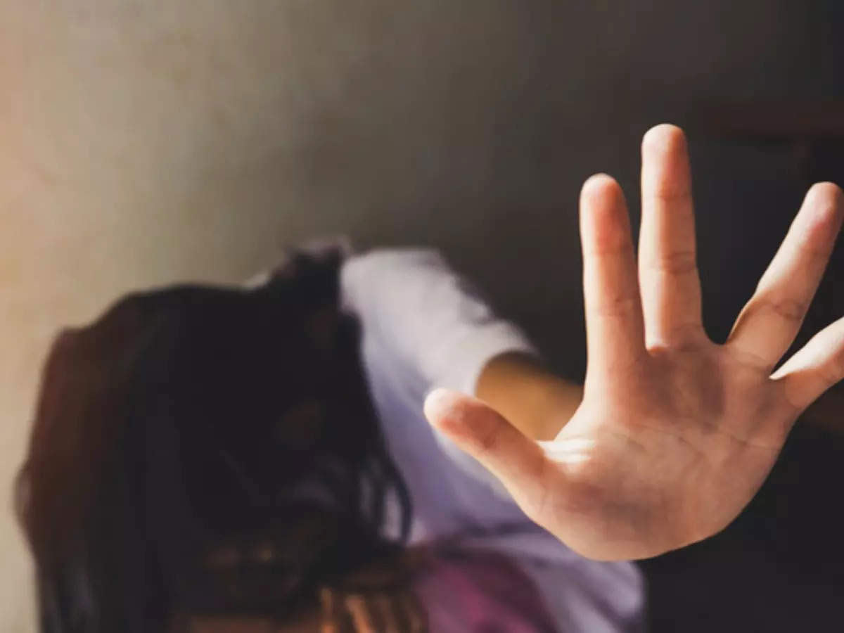 భర్తకు మద్యం తాగించి భార్యపై గ్యాంగ్ రేప్!