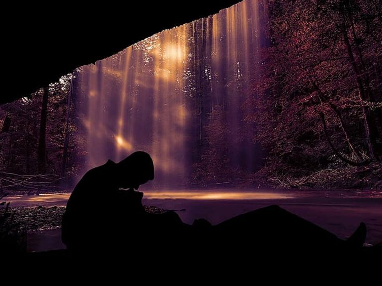 అర్ధరాత్రి లవర్స్ శృంగారం చేస్తుండగా చూసిన మహిళ.. తెల్లారేసరికి శవంలా