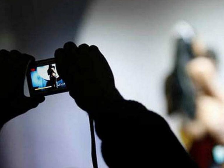 అమ్మాయి అడిగిందని న్యూడ్ కాల్స్ చేస్తున్నారా..? అంతే సంగతులు