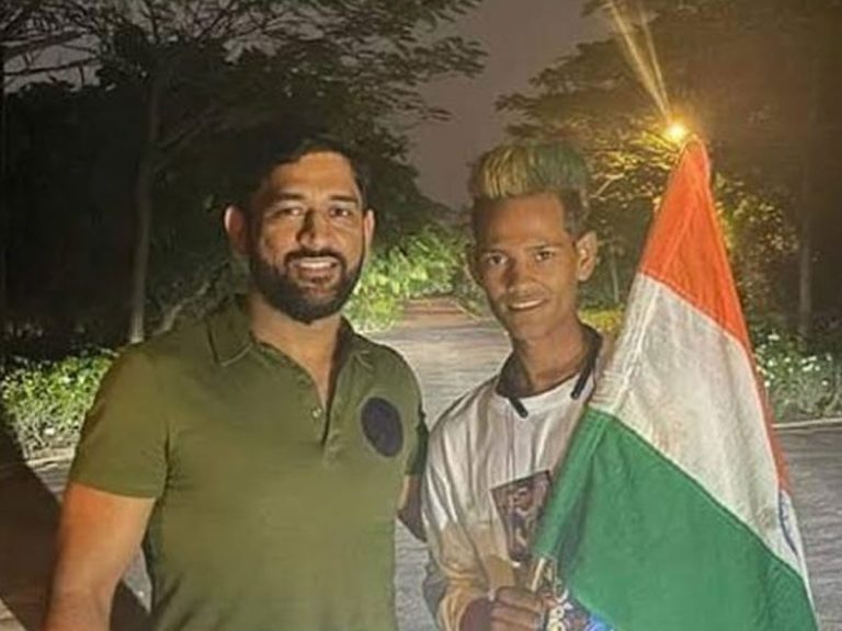 ధోని కోసం 1,436 కి.మీ నడిచిన అభిమాని…