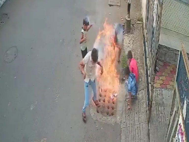 వైరల్: టపాసులు కాలుస్తున్నారా? అయితే పిల్లల చేత ఇలా చేయనివ్వద్దు