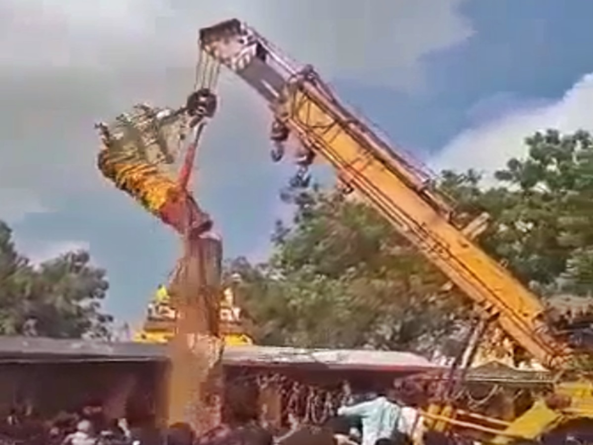 శివాలయంలో అపశ్రుతి… క్రేన్ నుంచి జారిపడిన ధ్వజస్తంభం