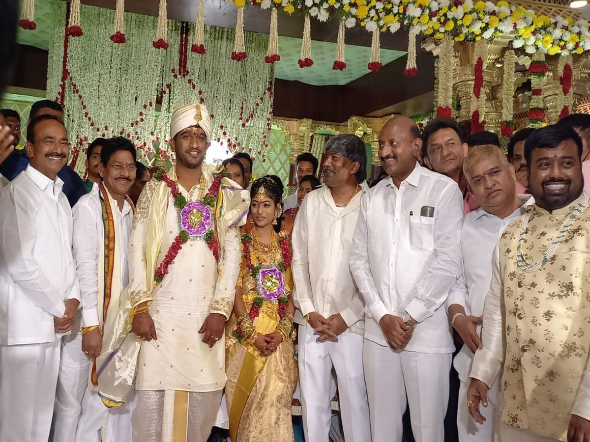 కేసీఆర్ కు షాక్ : టీఆర్ఎస్ ఎమ్మెల్యే కూతురు పెళ్లిలో ఈటల.. ఫోటోలు వైరల్ !