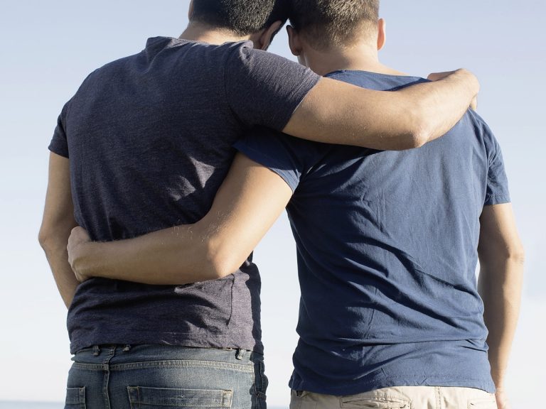 వైరల్… హద్దులు దాటిన ఇద్దరు అబ్బాయిల ప్రేమకథ