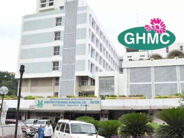 జీహెచ్ఎంసీ వద్ద ఉద్రిక్తత.. రణరంగంగా మారిన మేయర్ ఛాంబర్