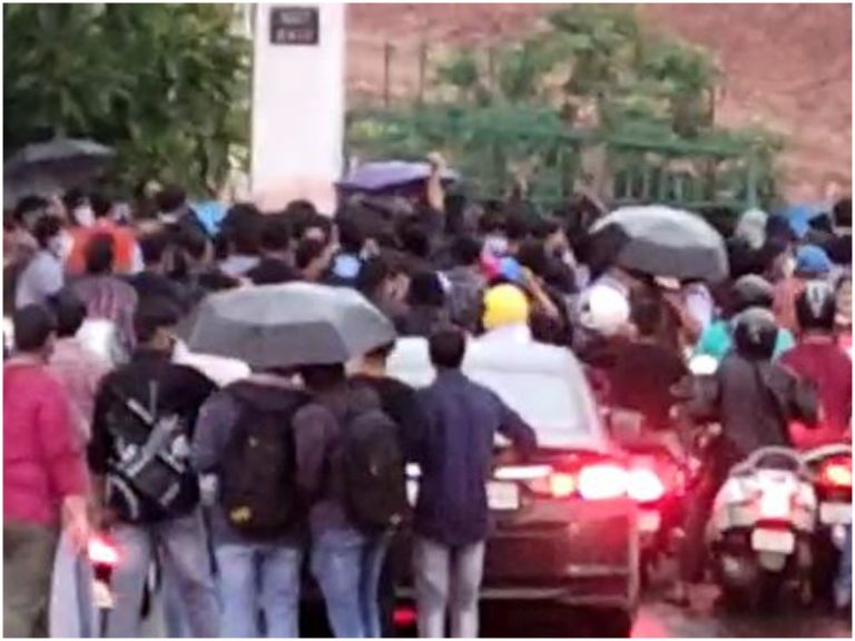 విశాఖ గీతంలో విద్యార్ధుల ఆందోళన