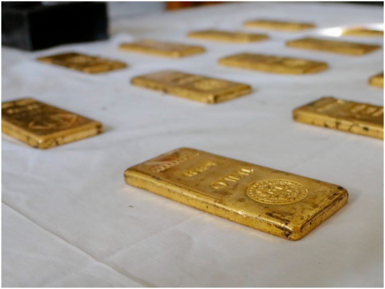 గోల్డ్ స్మగ్లింగ్ లో రూటే సపరేటు.. కానీ..