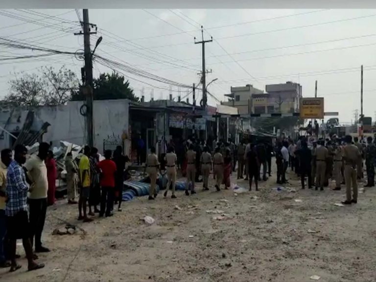 గోపన్ పల్లిలో ఉద్రిక్తత: ఇళ్లను కూల్చవద్దని స్థానికుల ఆగ్రహం