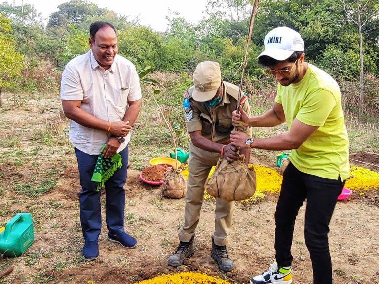 గ్రీన్ ఇండియా చాలెంజ్ : మొక్కలు నాటిన దుల్కర్ సల్మాన్