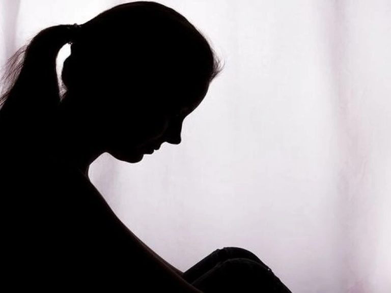 గుంటూరు జీజీహెచ్‌లో దారుణం.. యువతి బట్టలు విప్పించిన యువకుడు