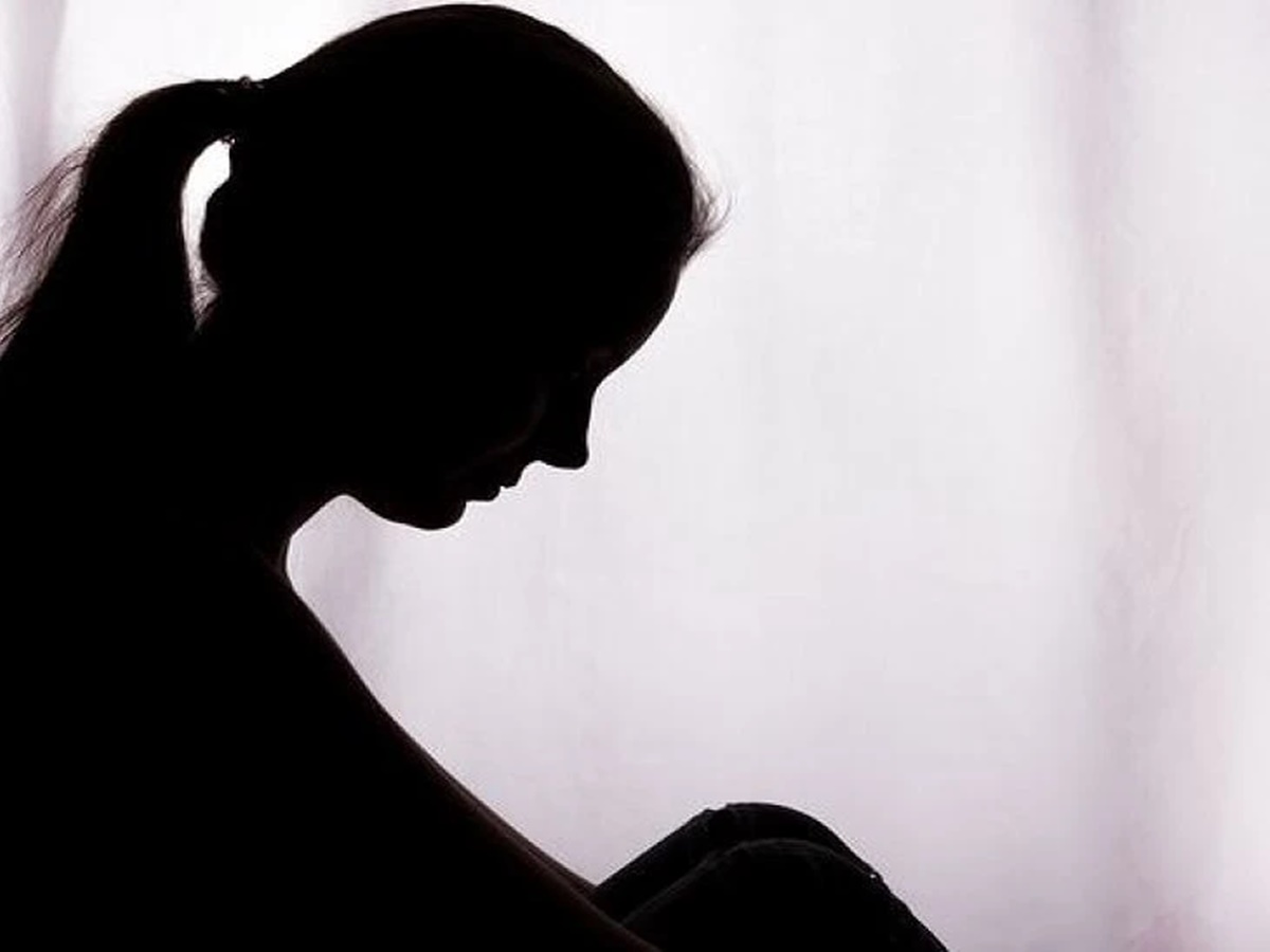 గుంటూరు జీజీహెచ్‌లో దారుణం.. యువతి బట్టలు విప్పించిన యువకుడు