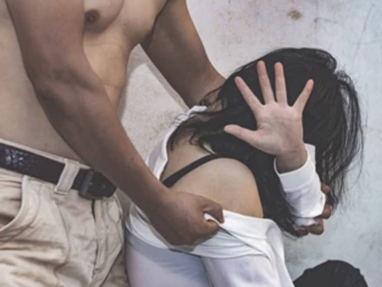 ఇంటర్వ్యూ కోసం అతడితో హోటల్ కి వెళ్లిన యువతి.. కోరిక తీర్చుకొని ఆమెను