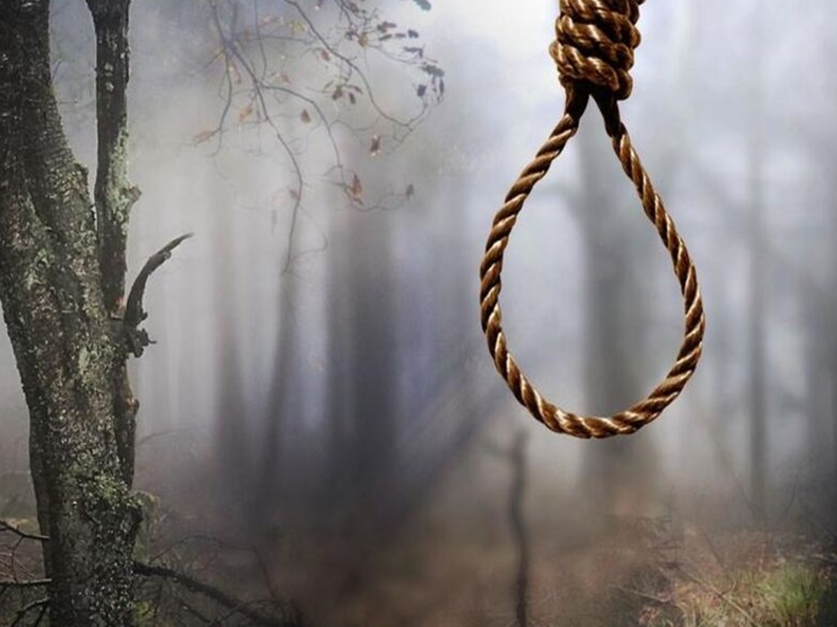 ఆంటీ కోసం ఉరివేసుకుని యువకుడి ఆత్మహత్య