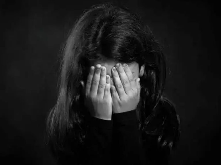 వీళ్లు మనుషులేనా? బాలికపై అత్యాచారం చేసిన తండ్రీకొడుకులు