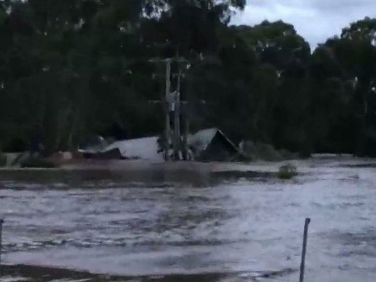 వరద నీటిలో కొట్టుకుపోయిన నలుగురు మహిళలు