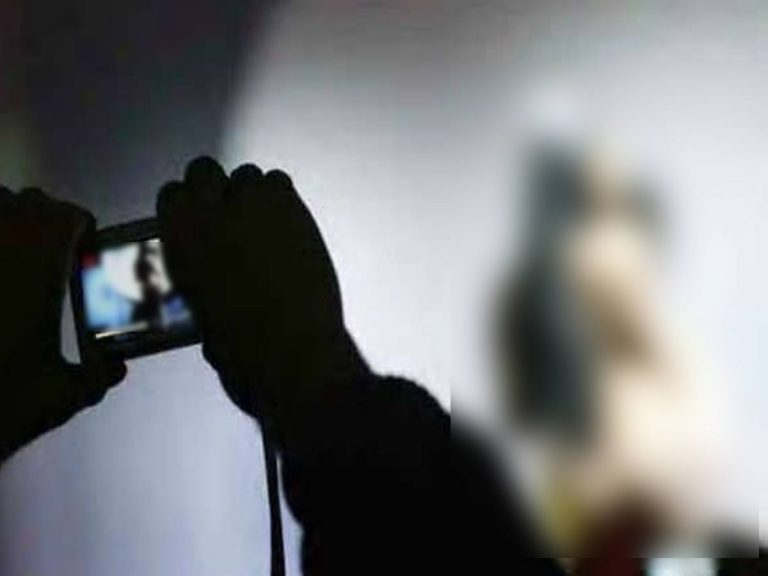 వృద్ధుడి దారుణం.. స్నానం చేస్తుండగా కోడలు, మనవరాలి నగ్న వీడియోలను తీసి