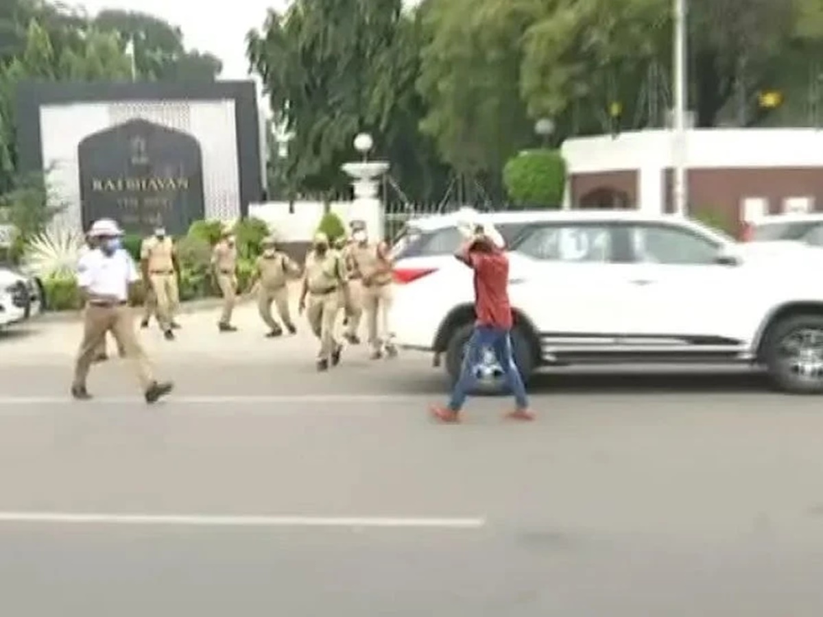 కేసీఆర్‌ను తిడుతున్నారని ఒంటిపై పెట్రోల్ పోసుకున్న వ్యక్తి