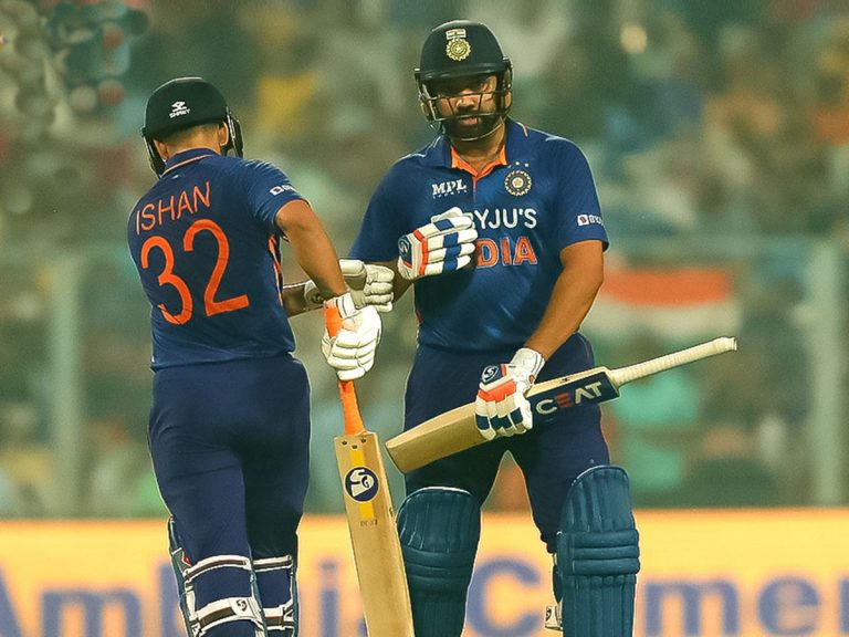 ధోనీని వెనక్కి నెట్టిన రోహిత్… మూడో టీ20లో భారత్ భారీ స్కోరు